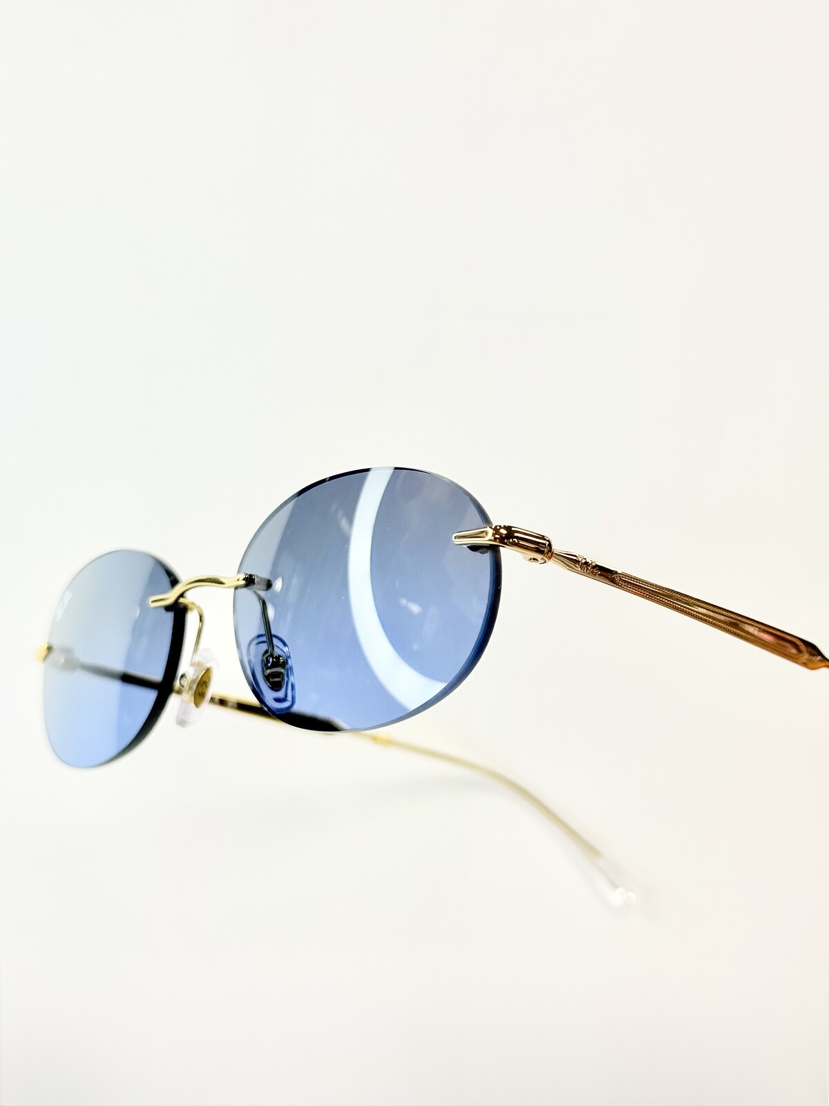 Ray-Ban、オーバル型のリムレスながらも主張のあるファッション性の