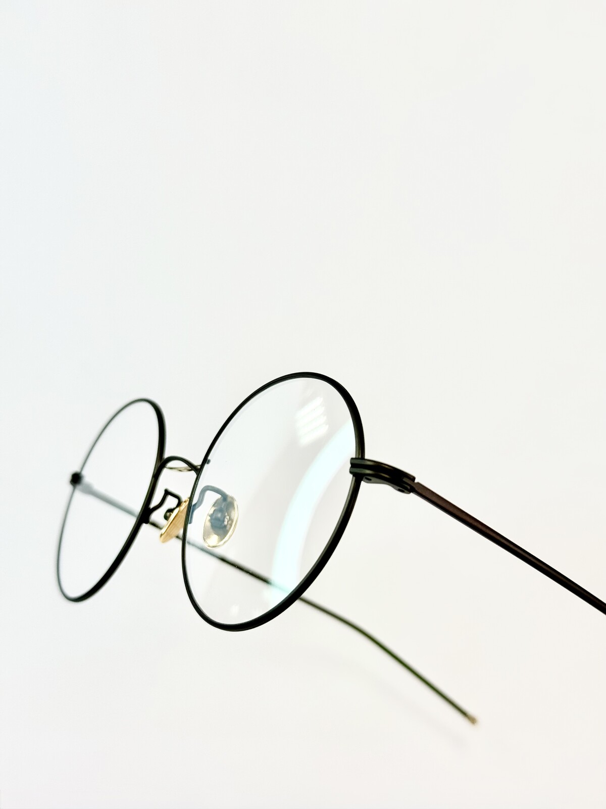 ラウンドメガネの再考、クラシックとモダンを融合で魅せるMr