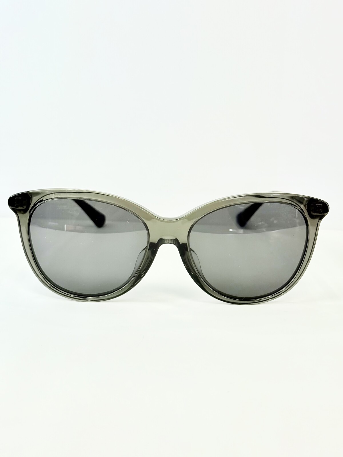 BURBERRY クリアグレー サングラス　チェック 爽やかなクリアフロントにバーバリーチェックのチューブラーテンプルが