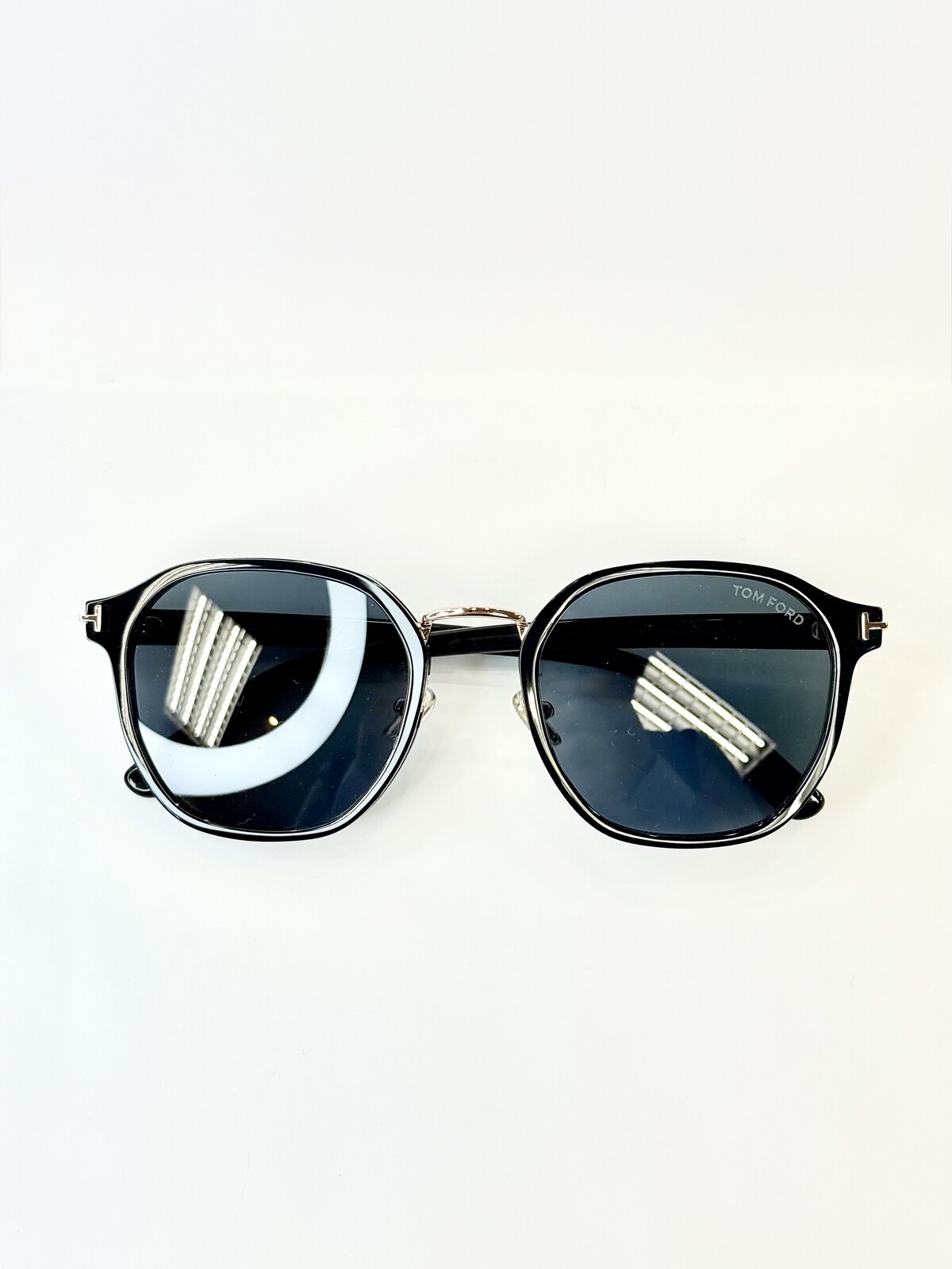 TOM FORD Eyewear、レンズシェイプ大きめエレガント感を漂わせる 
