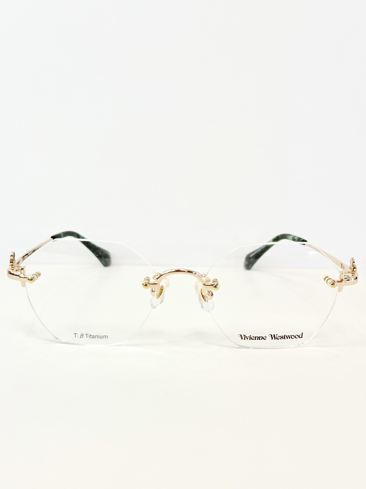 Vivienne Westwoodの独特の世界観とアヴァンギャルドテイストを