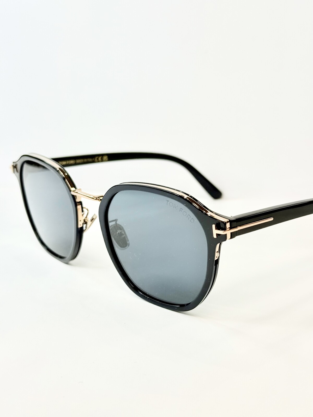 TOM FORD Eyewear、レンズシェイプ大きめエレガント感を漂わせる 