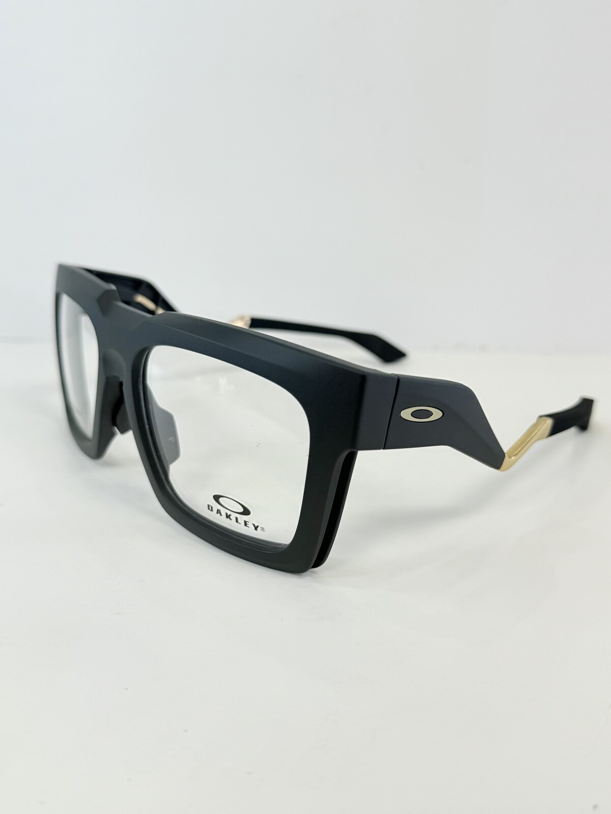 OAKLEY、スクエアレンズの大胆なフルリム新作オプティカル OAKLEY、スクエアレンズの大胆なフルリム新作オプティカル