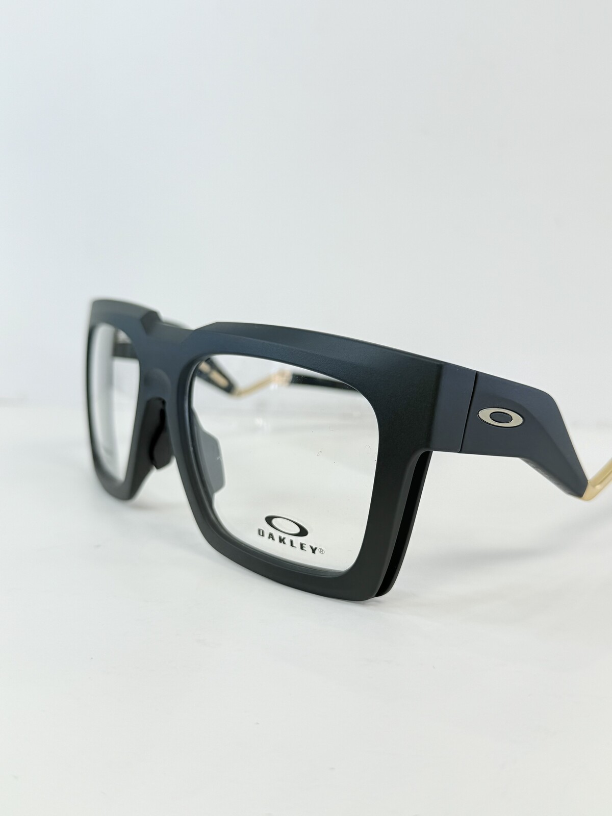 OAKLEY、スクエアレンズの大胆なフルリム新作オプティカル OAKLEY、スクエアレンズの大胆なフルリム新作オプティカル
