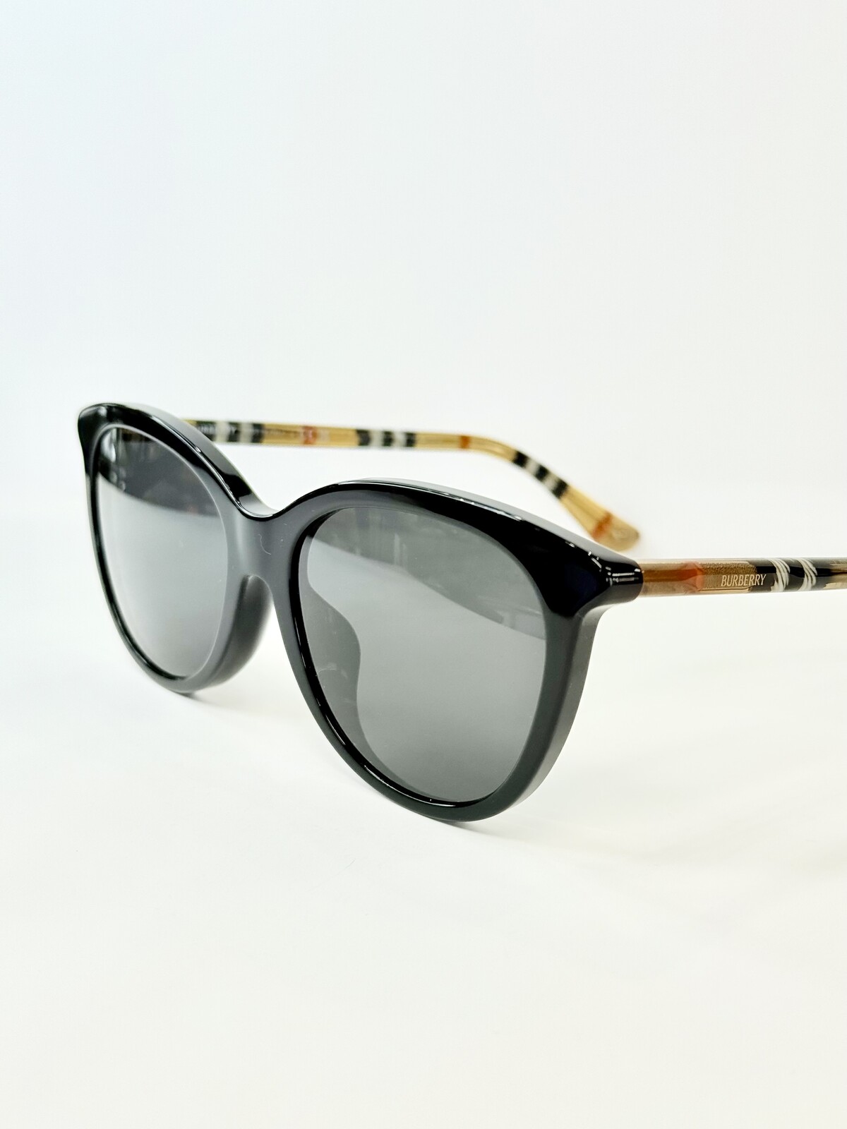 爽やかなクリアフロントにバーバリーチェックのチューブラーテンプルが