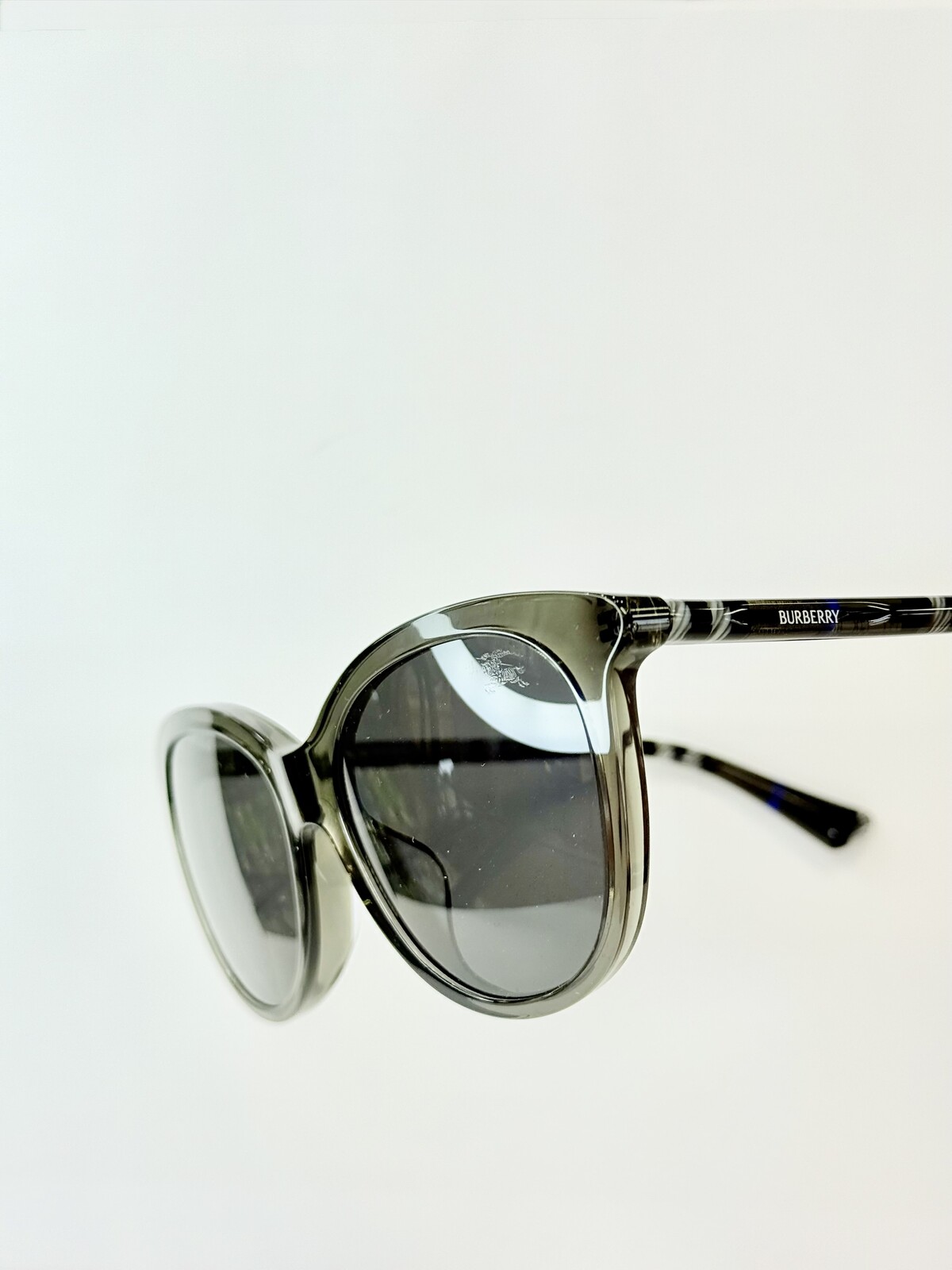 BURBERRY クリアグレー サングラス　チェック BURBERRY クリアグレー サングラスチェック