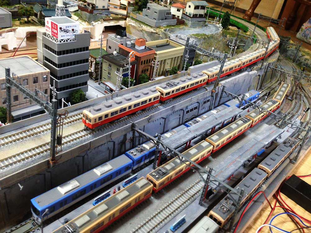 鉄道風景ジオラマNゲージの電車付きです。 (鉄道模型「ジオラマ 鉄道風景ジオラマNゲージの電車付きです。 (鉄道模型「ジオラマ