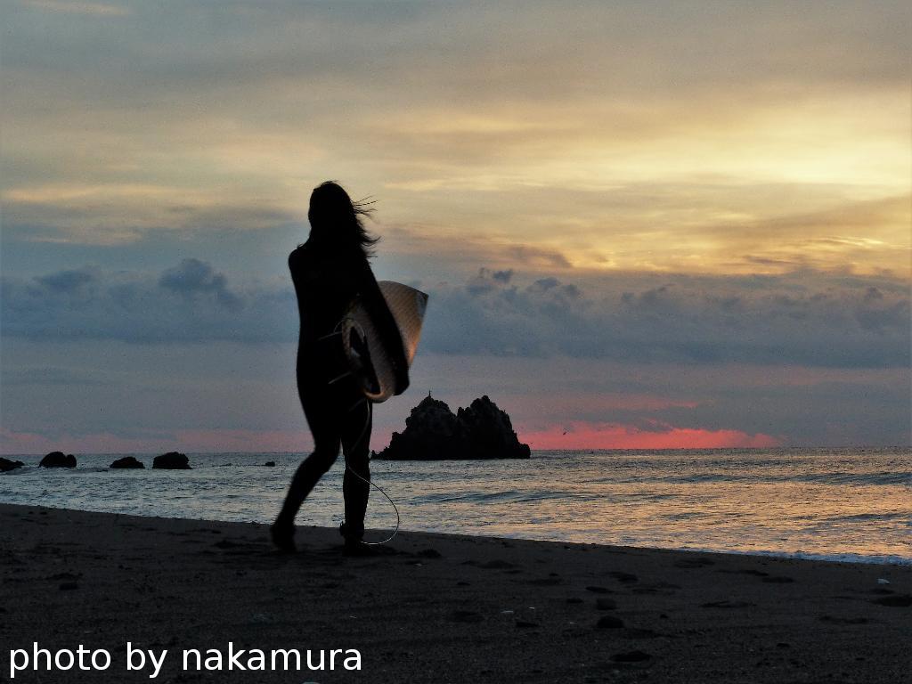 サーファーと朝焼けの海 和彦の写真日誌 サーファーと朝焼けの海 和彦の写真日誌