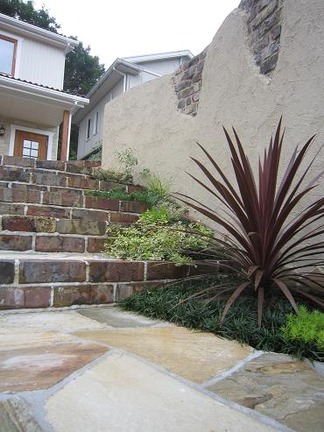 階段脇の朽ちた風情の壁面