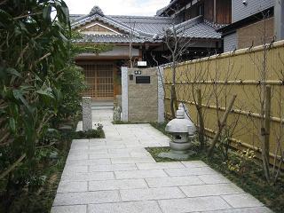 ���λ���