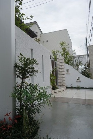 塗り壁仕上げの門壁