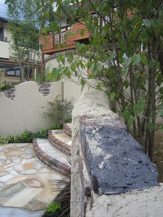 植物が絡み合う外構デザイン