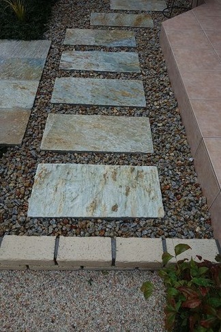 ガレージスペースからの入口