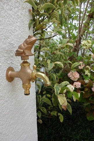 カエル水栓