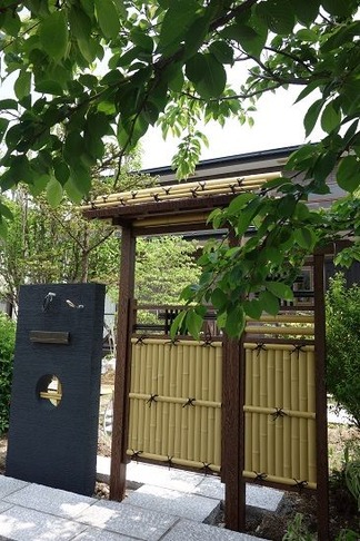 木々に囲まれた門