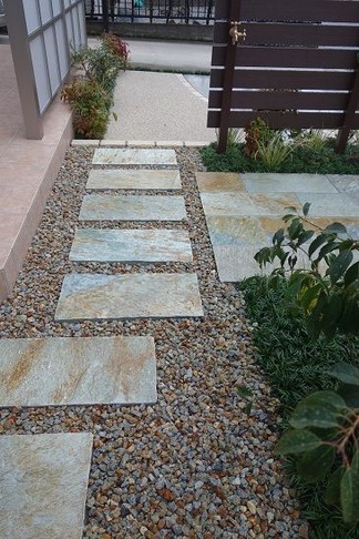 玄関ポーチへと繋がります