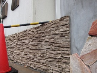 門柱脇の人工石貼り壁
