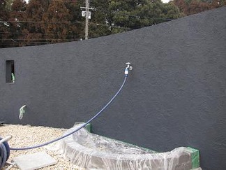 曲線を描く漆黒の壁