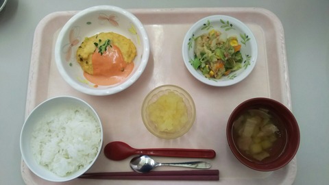 介護食の食事トレー。白米、汁物、おかず2品が配置されている。