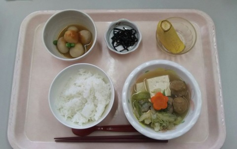 介護施設の食事トレー。白米、汁物、漬物、野菜など栄養バランスの取れた食事