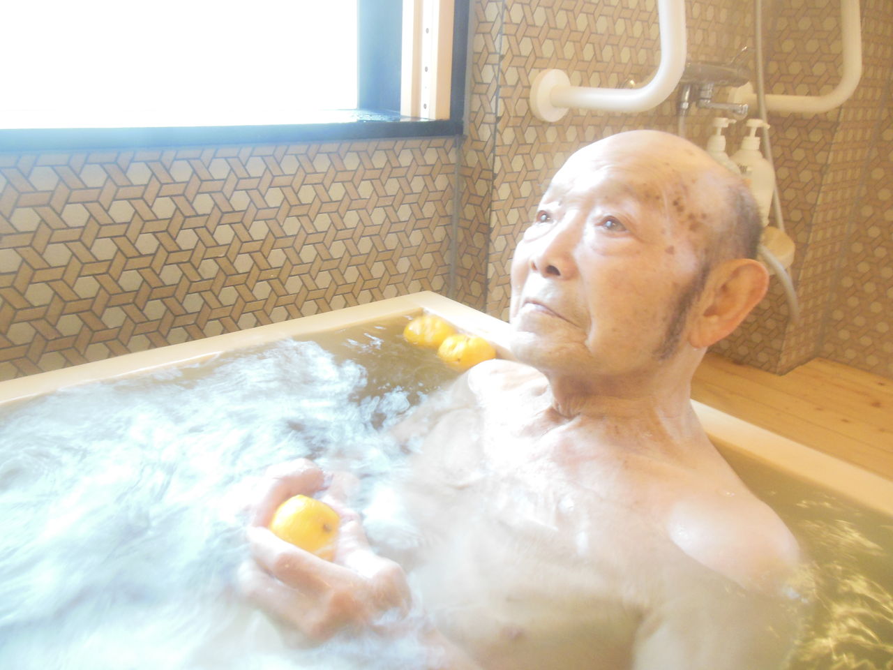 ゆずの香りと普通のお風呂に 特別養護老人ホームフランセーズ悠なかのblog ゆずの香りと普通のお風呂に 特別養護老人ホームフランセーズ悠なかのblog