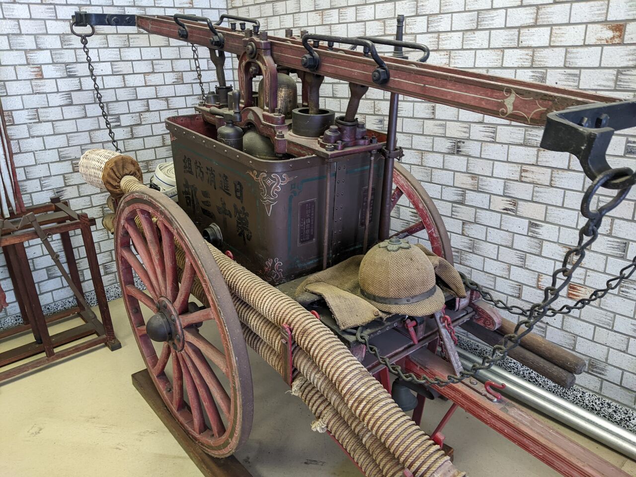 歴史感じる『腕用ポンプ』尾三消防本部玄関 : 東郷町議会議員 中野