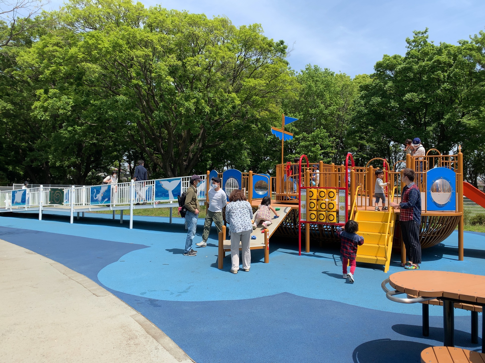 新緑の砧公園 豪華な遊具 ジップラインもある 中野龍三web 新緑の砧公園 豪華な遊具 ジップラインもある 中野龍三web