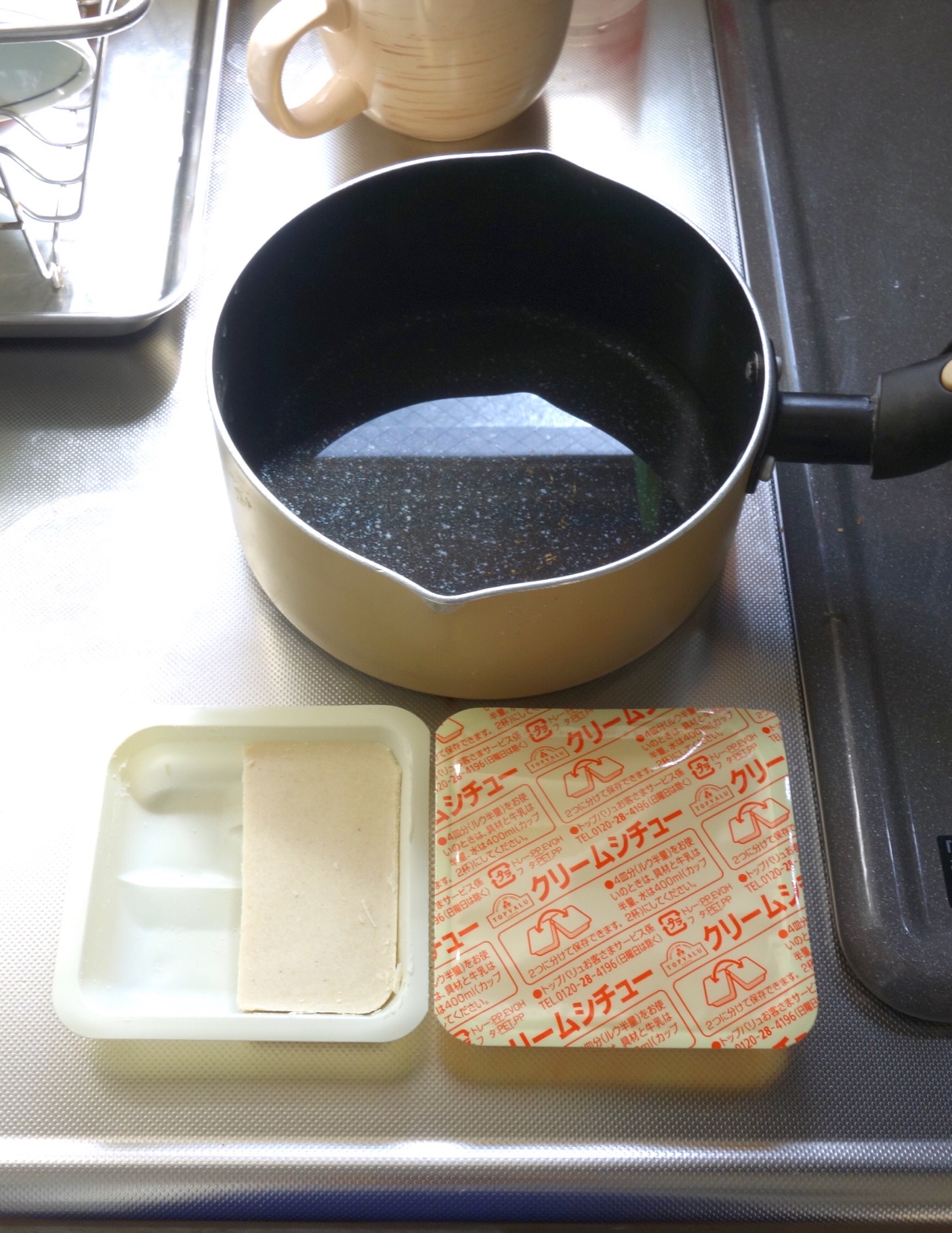 シチューは1人前で4分の1箱を使用(撮影:中野龍三)。