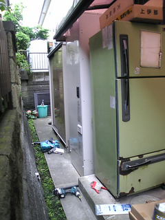 手前から冷蔵庫・エコキュート・倉庫が並んでいます