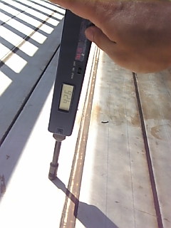 日が当たる床の表面温度42度