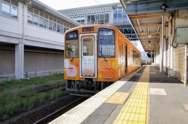 ★★裁断写真　予讃本線　135枚　駅名版　駅舎　車両★★2306 6c63c963-s.jpg