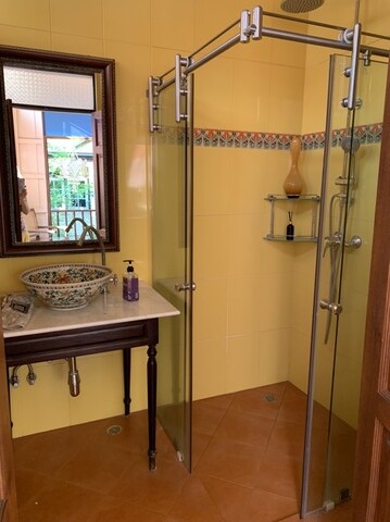 5E02658A-8079-4D43-998D-997D2402AE17