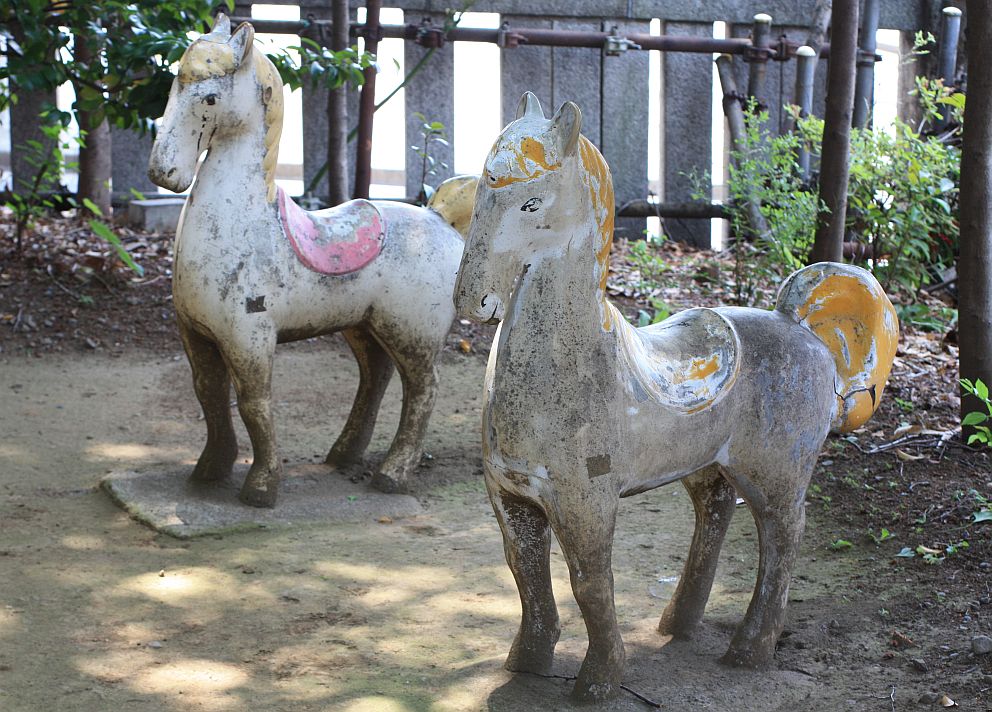 生禿日記 公園の遊具の馬は怖い貌 生禿日記 公園の遊具の馬は怖い貌