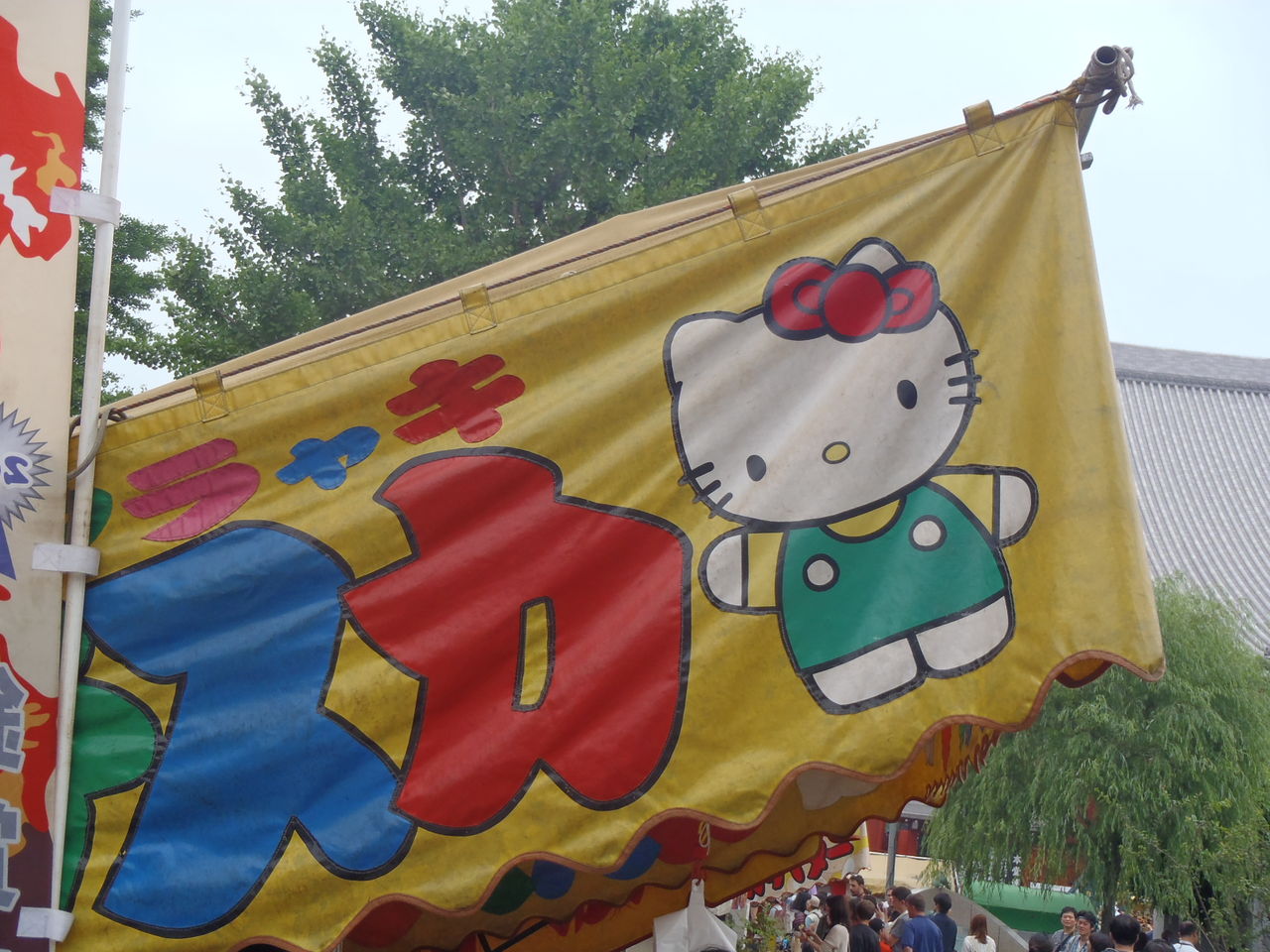 浅草三社祭15 妖怪ウォッチにミッキー ドラえもん お祭り屋台がありのまますぎた境内より Namaro Blog ナマローブログ