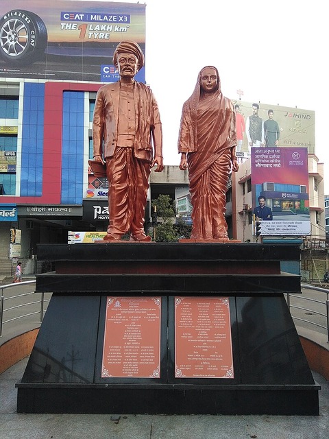 Statues_of_Jyotirao_Phule_and_Savitribai_Phule,_Aurangabad_(1)