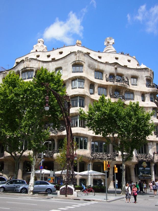 スペイン バルセロナ４ 建築家アントニ ガウディの世界 現役アパートメントカサ ミラと誰もが知っているサグラダ ファミリア大聖堂 ふたりたび Net