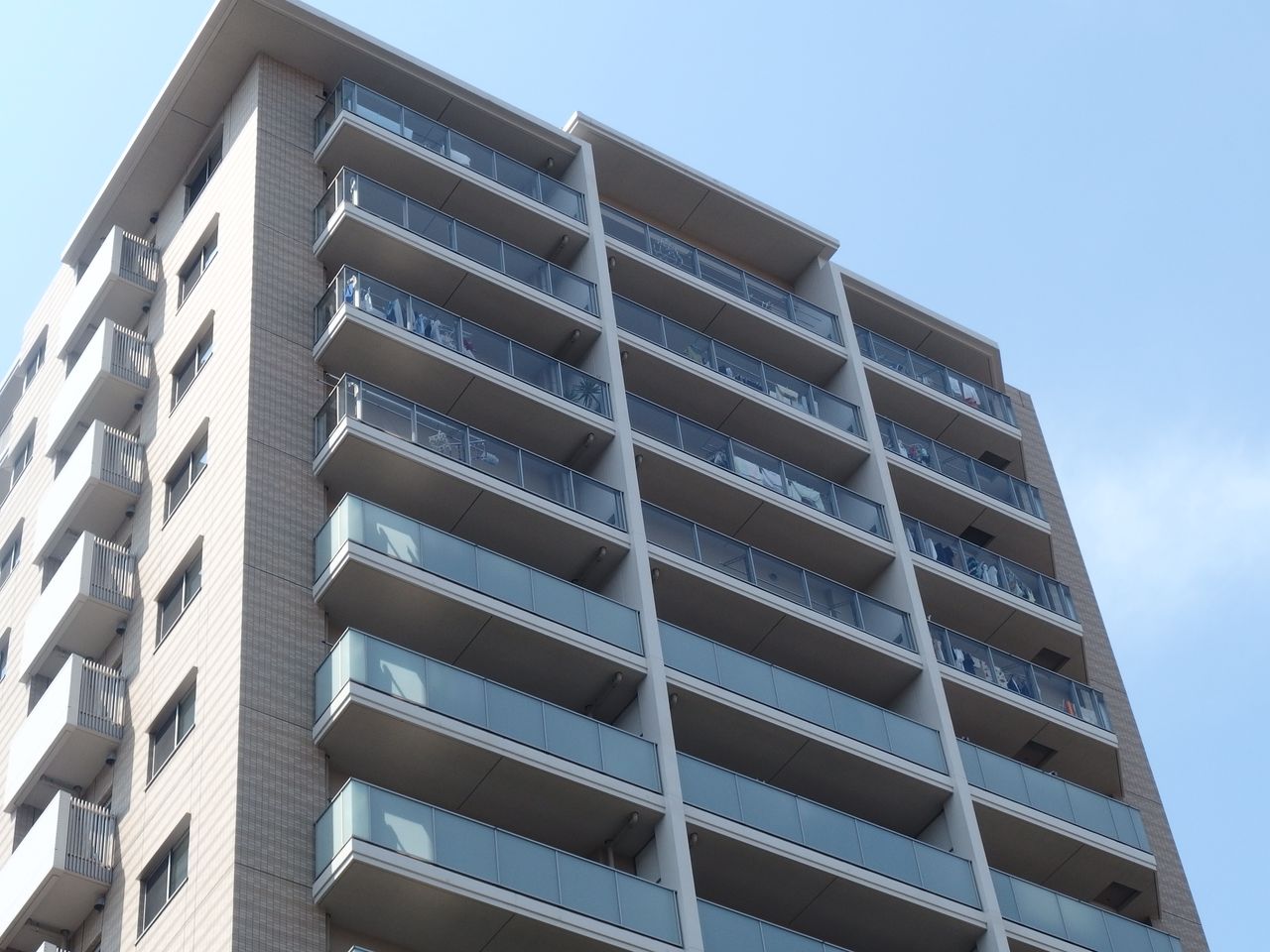 ベランダの壁は ガラス仕様と腰壁にタイル コストの違いは 実録 土地活用 新築マンション投資 ベランダの壁は ガラス仕様と腰壁にタイル コストの違いは 実録 土地活用 新築マンション投資