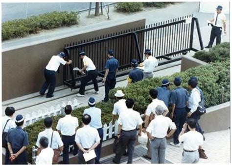 女子高生 遅刻しちゃう まだ間に合う 教師 ｶﾞｼｬｼｬｼｬｼｬ 校門を閉める音 まとメメちゃん