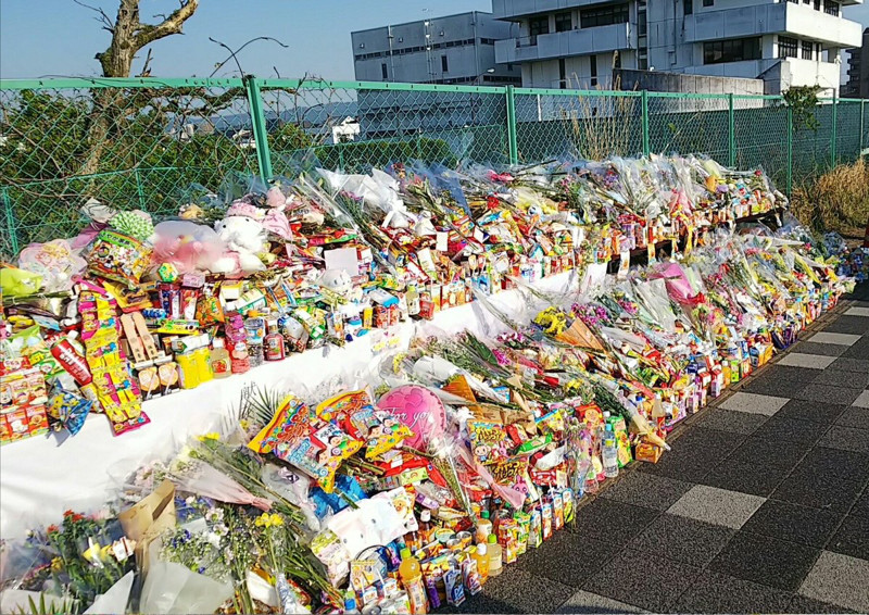 悲報 大津の自動車事故の献花台 一線を超える まとメメちゃん