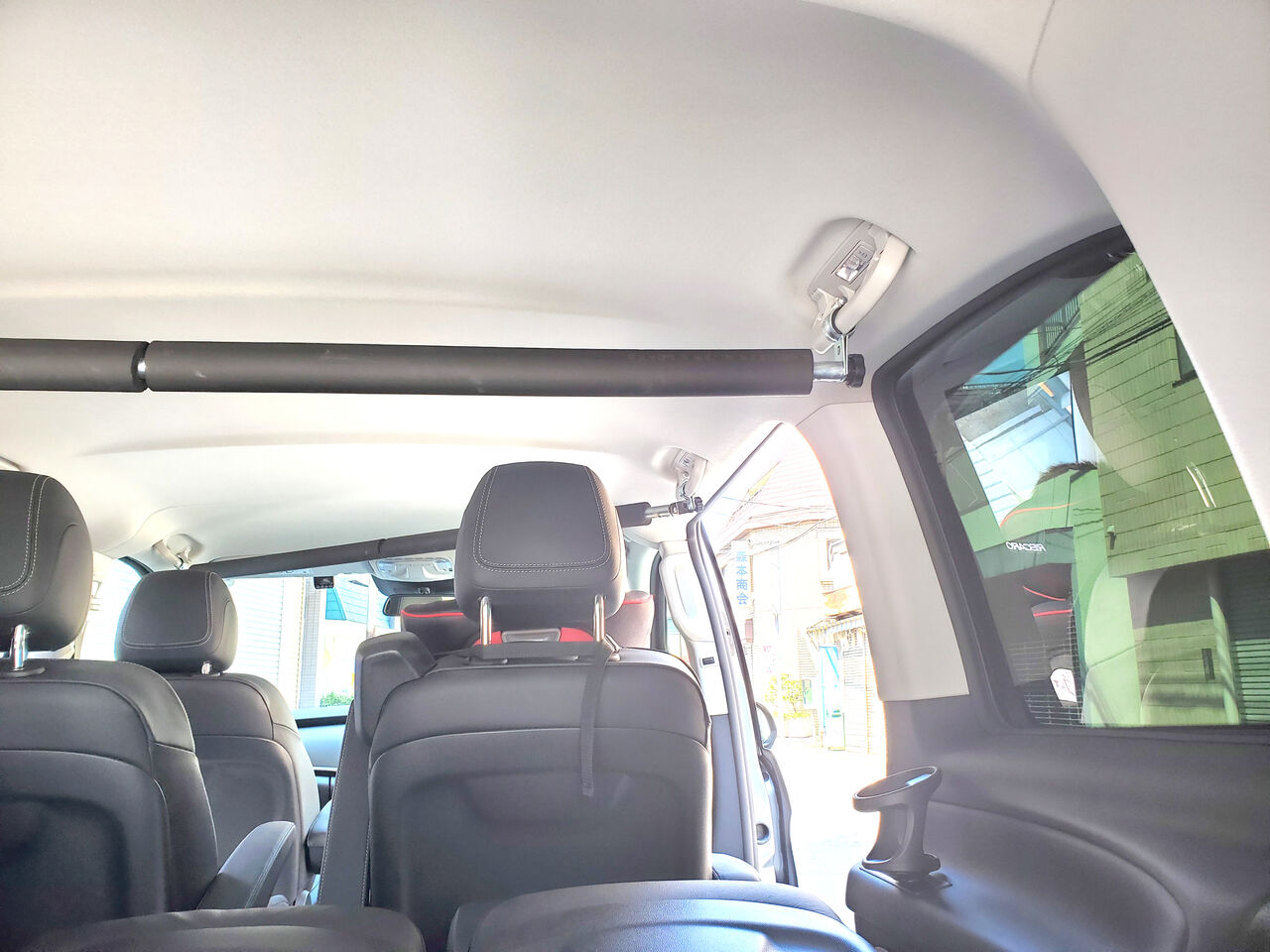 ベンツVクラス カーゴネットフォルダーない場合は斜め掛けで : 車内