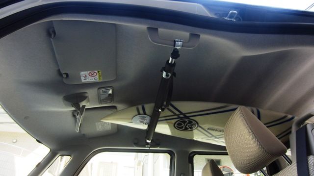 13年10月 発売の現行ダイハツタントlsaの運転席側にアシストグリップをカッターナイフで取り付ける 車内キャリアのなみのりこぞうカンパニー スタッフブログ