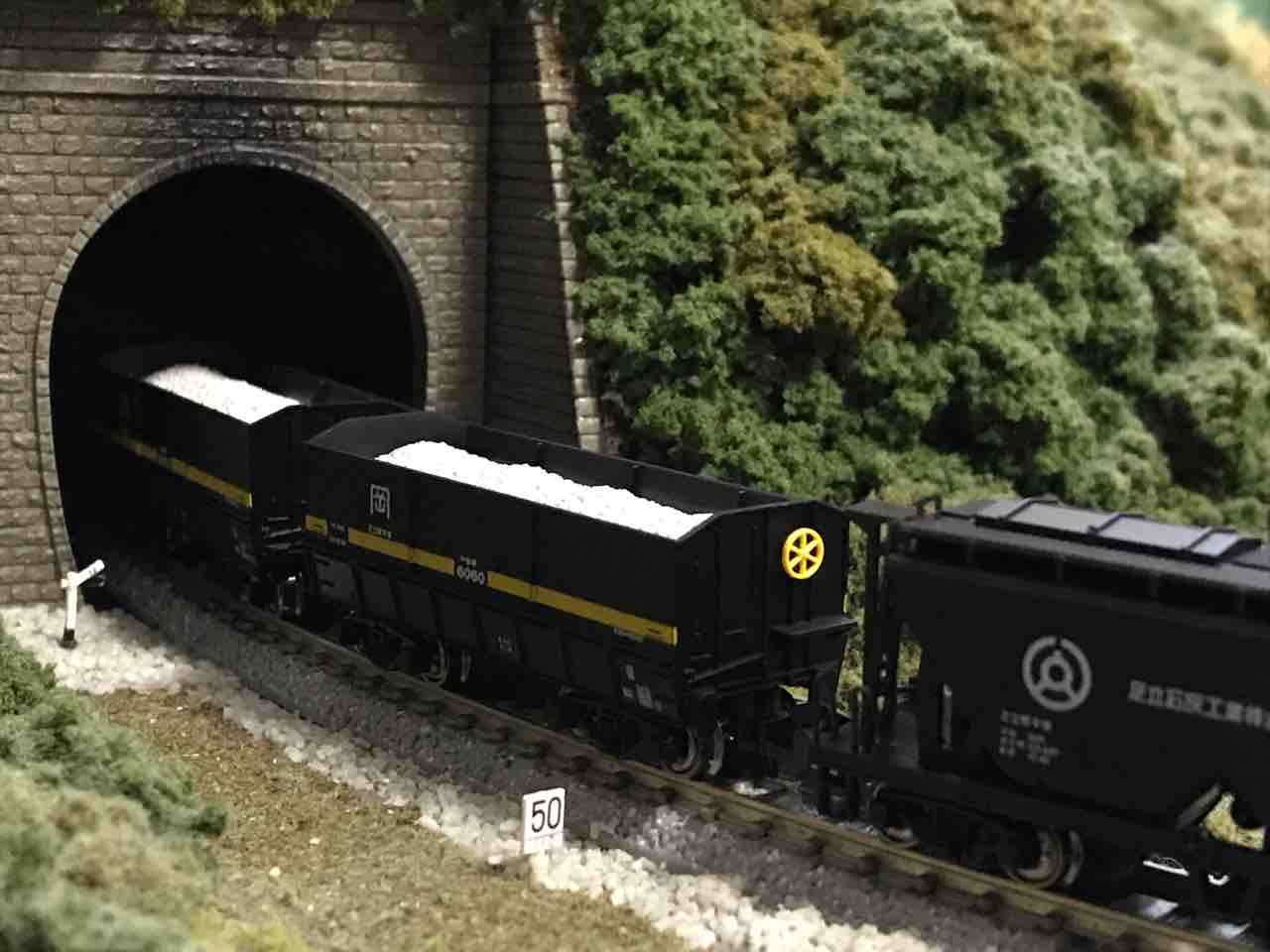 KATO 伯備線 石灰輸送貨物列車 入線 : なみとの風 KATO 伯備線 石灰輸送貨物列車 入線 : なみとの風