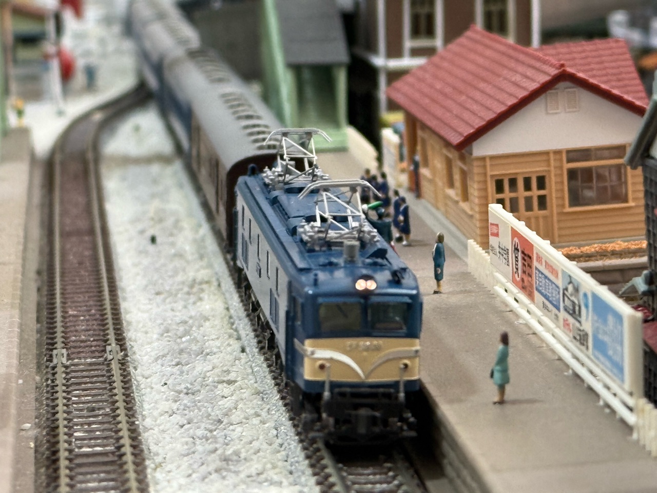 KATO EF58 竜華機関区 夜行鈍行「はやたま」入線 : なみとの風