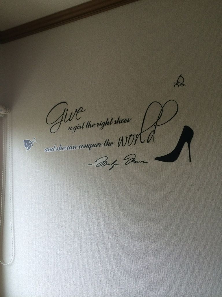 スタイリッシュなウォ ルステッカ で2階のホ ルをカフェ風に 美的収納を目指すｓimple World