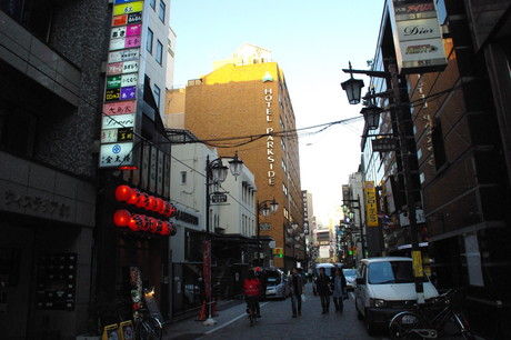 猥雑な雰囲気な上野仲町通り ナナシ的エンタメすたいるｎｅｔプラス