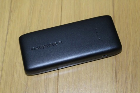 軽くてコンパクトな最新のモバイルバッテリーです