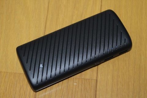 15000mAhのモバイルバッテリーとしては、小さく軽い。