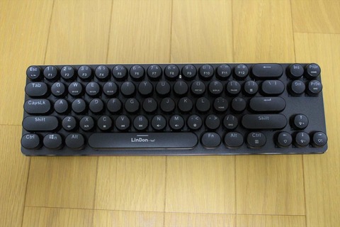 特徴的なキートップですが、意外とタイピングしやすいです。