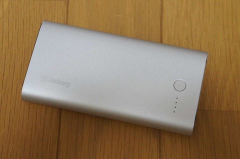 持っていて格好良いモバイルバッテリーです。