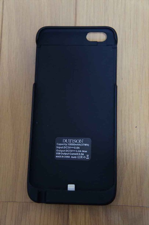 10000mAh内蔵とは思えないぐらい軽いです。